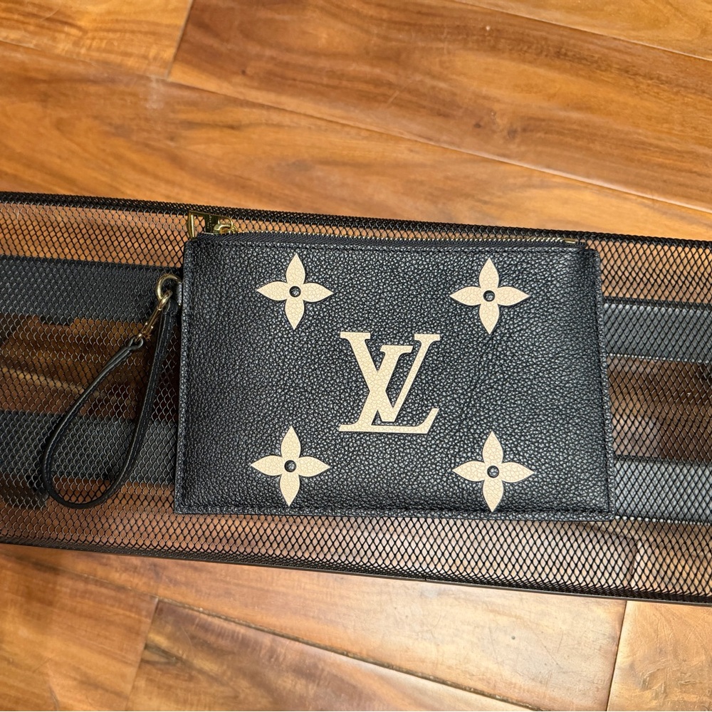 Authentic Louis Vuitton Monogram Giant Neonoe Pochette